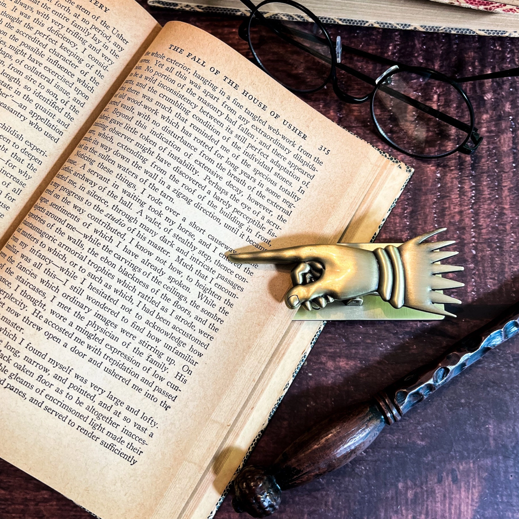 Flourish and Blotts Page Holder