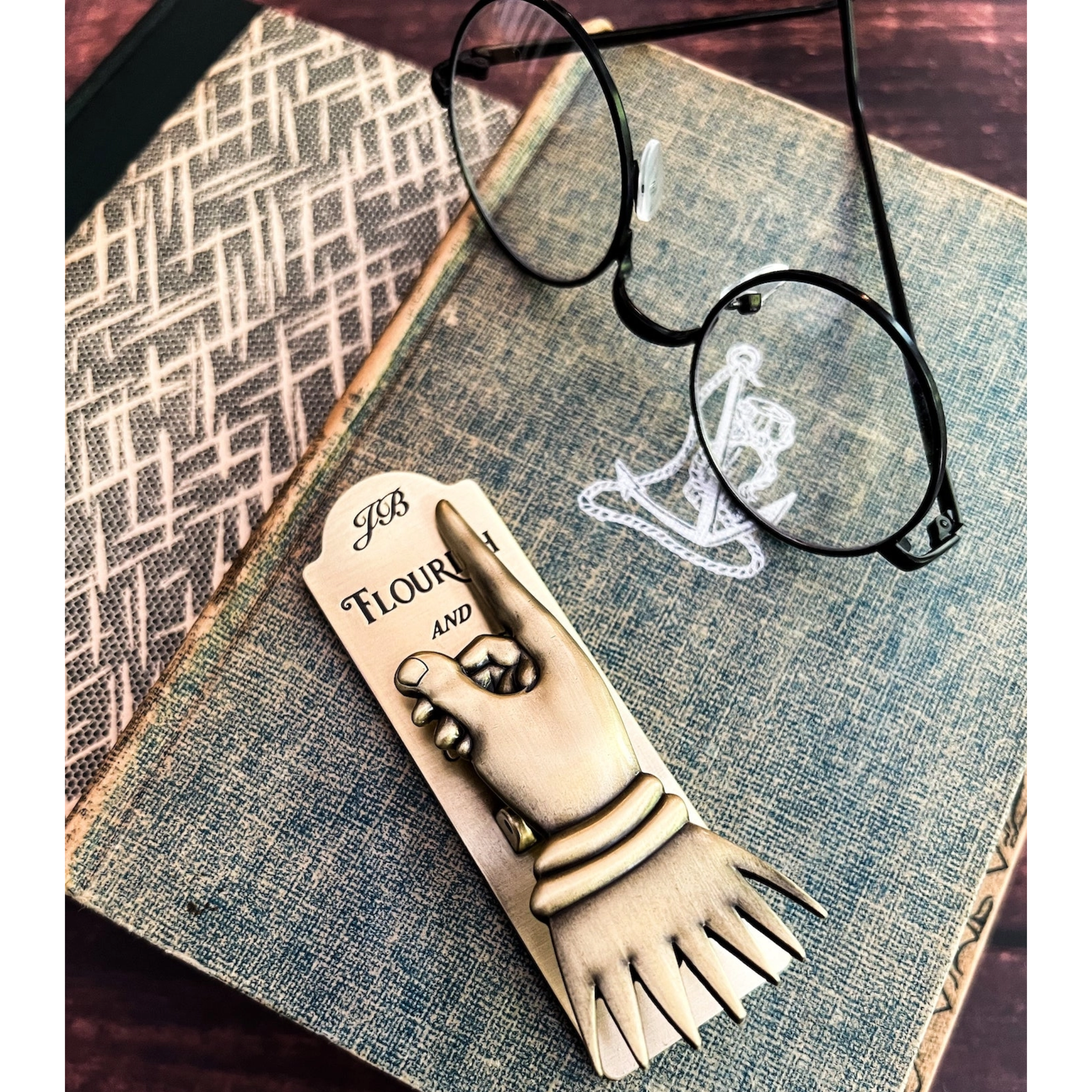 Flourish and Blotts Page Holder